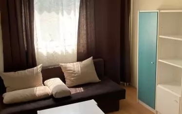 Правителството разпространи кадри от държавна база и хотел, където ще бъдат настанявани бежанците.

