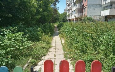 Алея във Варна край блокове и булевард.