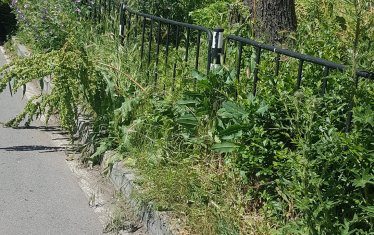 Пространство между платна край мол в Стара Загора.