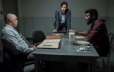 Маккинли Белчър в ролята на Момоду, информатор на разследването.  