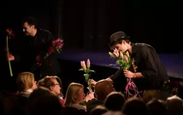  Актьори от трупата поднесоха цветя на колежки и зрителки.