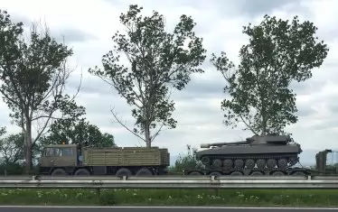 Много военна техника се придвижва по пътища и с влакове