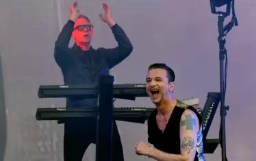  С вокалиста Дейв Геън на сцената през 2018 г.