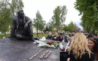  Паметникът на актьора в родното му място, където домът му е превърнат в музей.