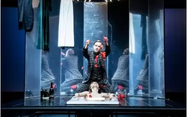 Лулу (във ваната) и графинята (Дария Симеонова) в миг на усамотение.