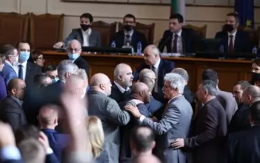 Парламентът произвежда само брак и скандали