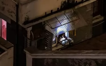 Жител на Шанхай дрънчи с тенджери и тигани в знак на протест заради наложения локдаун и недостига на храна.