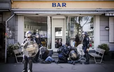 В Швейцария. 