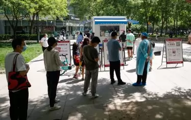 В Ханджоу всеки, който иска да стигне до работното си място, трябва да представи отрицателен тест, направен преди не повече от 48 часа.