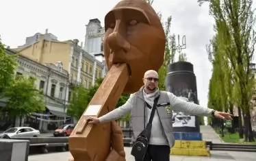 В Киев бе поставена статуя с лика на руския президент под название "Гръмни се!". Никой не е направил повече за русофобията по света от Путин.