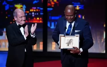 Форест Уитакър, отличен като най-добър актьор през 1988 г. за превъплъщението си в джазмена Чарли Паркър в "Птицата" на Клинт Истууд, получи почетна "Златна палма"