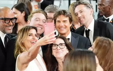  Посетители на кинофестивала си правят селфи с холивудската звезда.