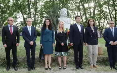 Българската делегация пред паметника на Капитан Петко Войвода в Рим.