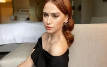 Познатата досега като блондинка Бакалова рязко смени имиджа "за нов филм" според профилите й в социалните мрежи. Вероятно става дума за Branded.