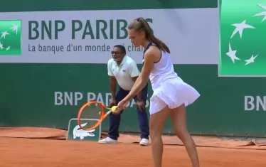 Денислава Глушкова се готви да сервира срещу Селин Неф в двубоя от II кръг при девойките на "Ролан Гарос"