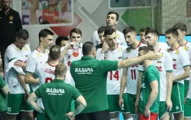 Селекционерът Николай Желязков (в гръб) ръкомаха разпалено, докато обяснява тактическите си инструкции на волейболистите от националния отбор по време на контролата със Словения тази вечер.