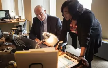 Вунми Мосаку е Никол Стийл, адвокат в отдела за граждански права към градската управа.