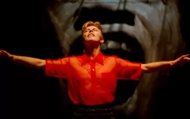 Кадър от Moonage Daydream, посветен на Дейвид Боуи.