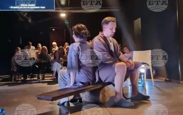  Момент от спектакъла "Слънчева линия". Сценографията е на Даце Игнатова, обединение „Графини“.