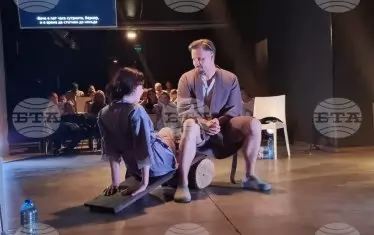  Момент от спектакъла "Слънчева линия". Сценографията е на Даце Игнатова, обединение „Графини“.