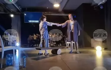  Момент от спектакъла "Слънчева линия". Сценографията е на Даце Игнатова, обединение „Графини“.