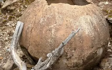 Запазена делва за зърно в крепостта Родостица.