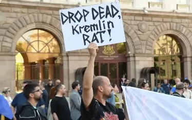  Няколко хиляди вървят към руското посолство.