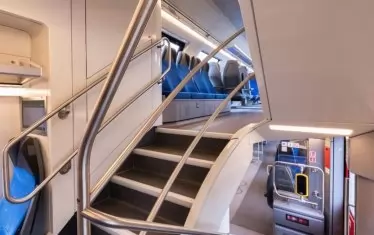 Интериор на двуетажен влак, произведен от водеща компания в бранша. 