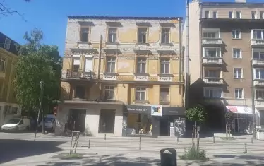 Повечето собственици на имоти в тази сграда на ул. "Граф Игнатиев" 46 искат тя да бъде разрушена, алармират от район "Средец".
