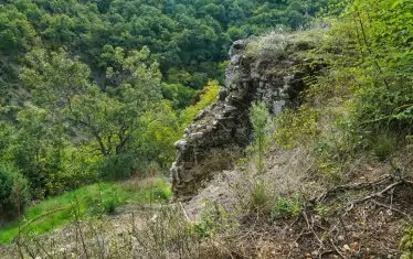 Една от крепостните стени на Родостица.
