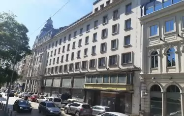 За реставрацията на емблематичния хотел "България" на бул. "Цар Освободител" също има издадено разрешение, но ремонтът не е започнал.