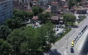 И паркинг до бул. "Васил Левски"  също ще бъде продаден.