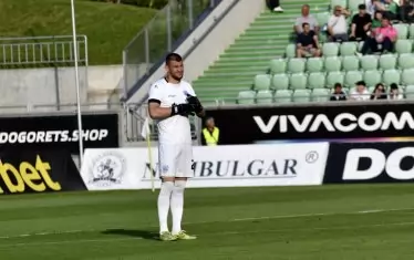 Третият избор за национален вратар в момента - Иван Дюлгеров ("Черно море"), играе най-малко с крака от останалите на своя пост в Първа лига.