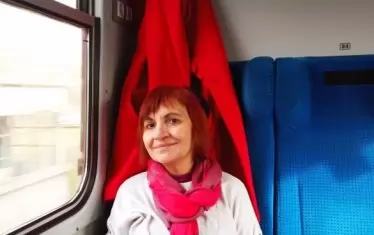  Във влака Марта Радева съчетава две любими занимания - пътуването и четенето.