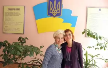  В украинско училище със своя колежка.