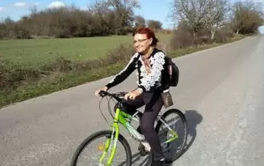  Велосипедът е удобен превоз за посещения при ученици.