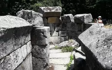 Наричат светилището на Мишкова нива... 