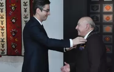  Проф. Александър Балкански получава "Златен век" - огърлие, от ръцете на министър Атанас Атанасов.