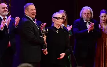  Голямата Цветана Манева бе нарадена от "човека Аскеер" Милен Миланов. 