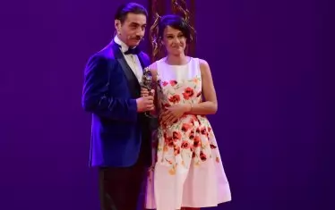  Носителката на приза за поддържаща женска роля Лили Шомова с един от домакините на вечрта, Тигран Торосян.