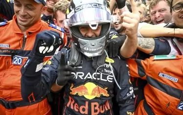 Серхио Перес ликува след финала, заобиколен от механиците на "Ред Бул".