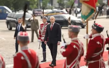 Новият служебен кабинет е на една ръка разстояние от президента Радев. Като съдим по миналата година, може и да не е само един. 