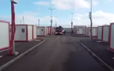  Фургоните очакват "непокорните" бежанци в Елхово...