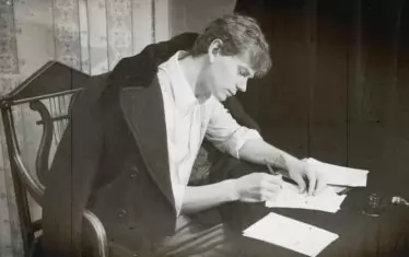 Сергей Есенин свещенодейства над белия лист.