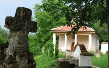 Смоличанският манастир. В близост има два извора, по-малкият е вграден в малко параклисче. 