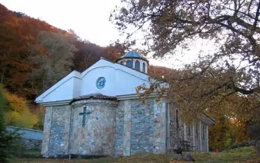  Руенският манастир носи името на Чудотвореца.  