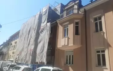 До красивите стари сгради на ул. "Славянска" расте нова жилищна кооперация.