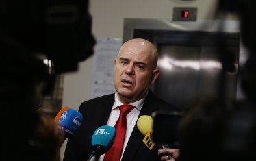 Главният прокурор Иван Гешев не се посвени да използва смъртта на двете жени при катастрофата на бул. "Черни връх" в София, пледирайки в своя защита срещу искането да бъде уволнен.