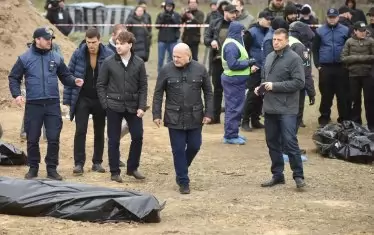 Прокурорът Карим Кан в Буча през април.