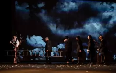  Артистът върви напред през дъждове и бури...